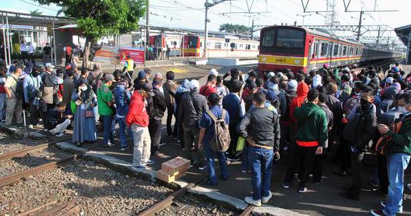 Penumpang Krl Bogor Depok Dan Bekasi Harus Bawa Surat Tugas Kantor Nasional Katadata Co Id